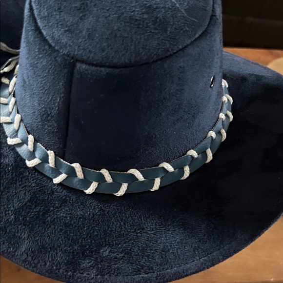 Suede hat. - Picture 4 of 7